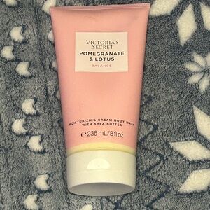 Victoria's Secret Pomegranate & Lotus Body Wash - Pink